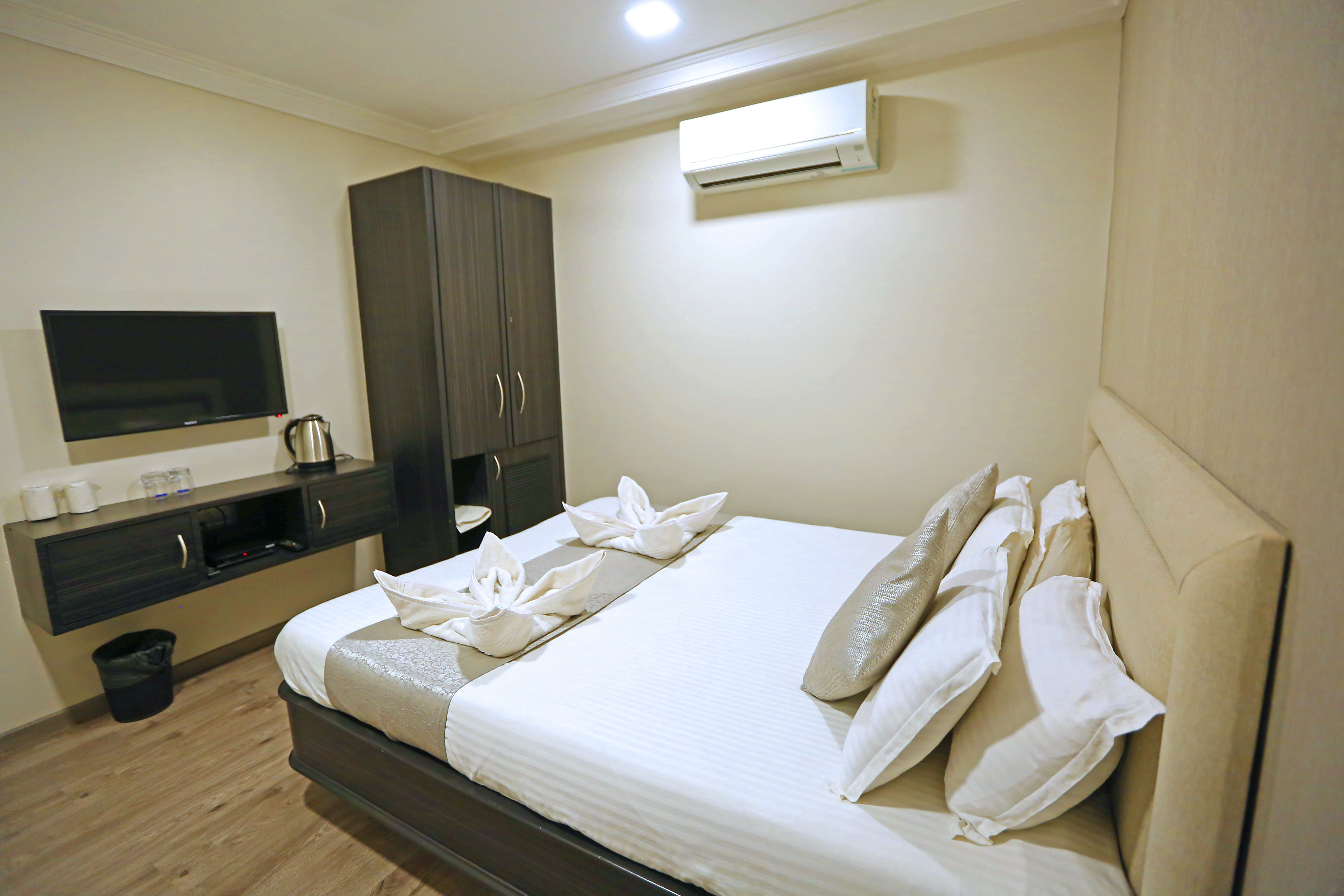 Deluxe Rooms In Colaba